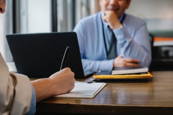 que hacen los agentes de seguros